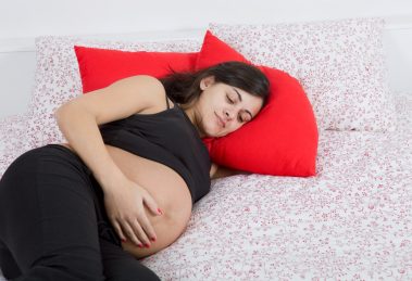 femme enceinte dans un lit